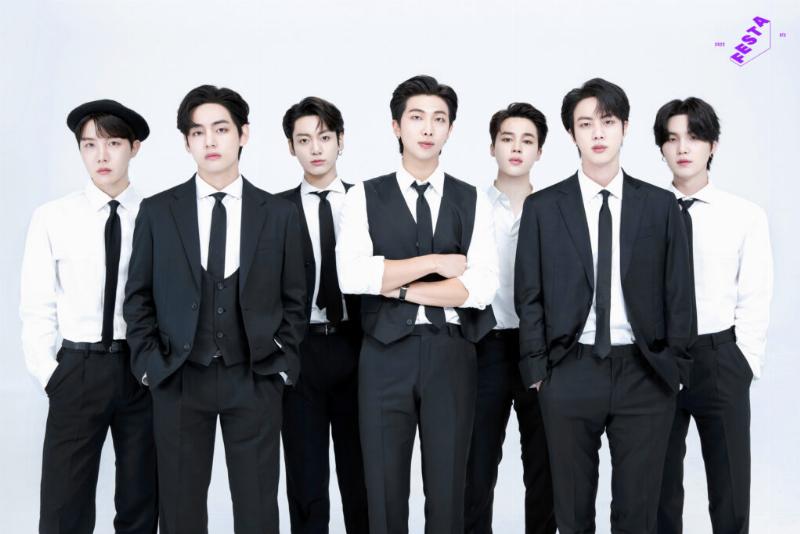 Hình ảnh Suga, một trong những thành viên BTS chủ chốt trong sản xuất âm nhạc, đang làm việc trong phòng thu.